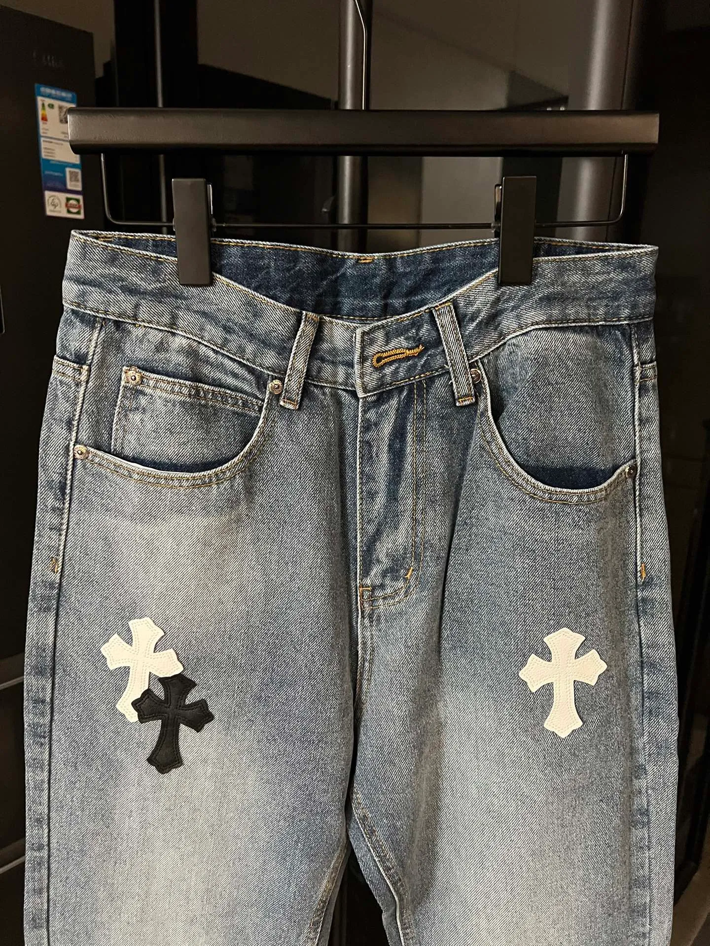 P260 [Next day] Chrome Hearts/Chrome Hearts CH Hong Kong City Limited Series Sanskrit Cross Patch Leather Jeans (Blue) Blue and Black Color - Hong Kong Limited Fashion players, Chrome Hearts Hong Kong City Limited Jeans are now available!  The unique color scheme is like the intertwining of vitality and romance of Hong Kong. The three-dimensional letters between the hips seem to tell the story of the city. The customized hardware, the three-dimensional and thick cross stamens, and the hand-cut leather washers make the details full of luxury.  Handcrafted and made of environmentally friendly materials, comfort and quality coexist. Owning it is not only an outfit, but also a status symbol. Globally limited edition, don’t miss it.  Size: 28 30 32 34 (corresponding to s-xl) Detailed size can be found in Figure 9